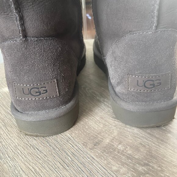 UGG Classic Short II in Grey / Size 9 / #1016233 / Gently Used - Picture 2 of 10